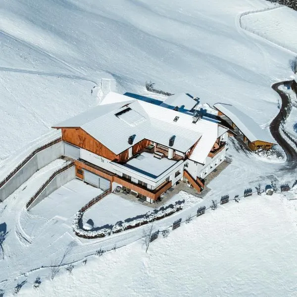 ALMRESIDENZ UNTERRAIN -1 km BY CAR DISTANCE SKI SLOPES KRONPLATZ, ξενοδοχείο σε Βαλνταόρα