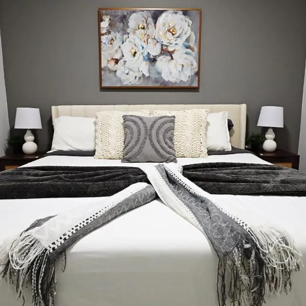 Beautiful Suite King Bed,Long Stays,Disney,Airport, Hotel in Edmonton