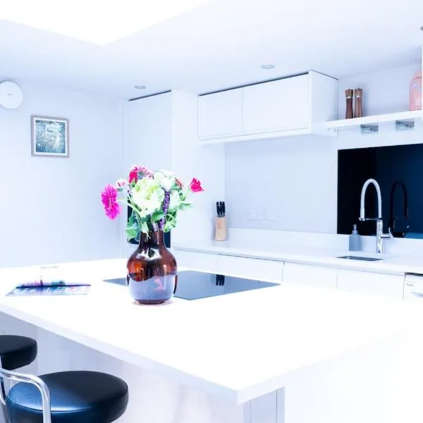 Luxury modern canal side cottage for families, couples, contractors and dog friendly in Lancashire sleeps 6, hotel v destinaci Preston