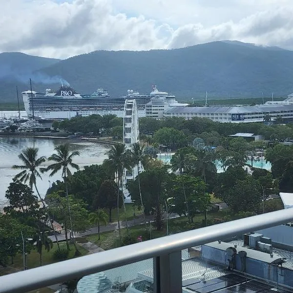 Studio room in Cairns Esplanade! Ocean view! Heart of Cairns, hotel in Cairns
