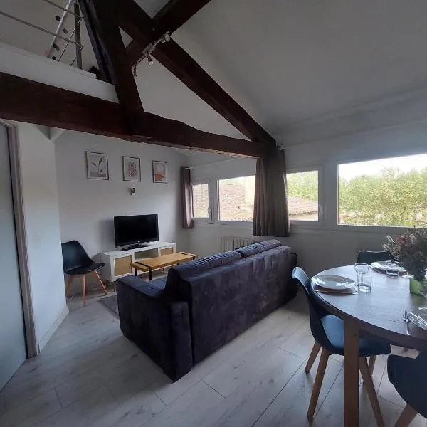 Appt lumineux, vue place Vival, khách sạn ở Figeac