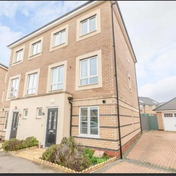 Kings Reach Slough nr Legoland and Ascot Stylish Homely House Sleeps Eight, hotel in Langley Marish