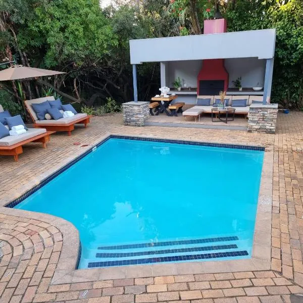 Luxury solar powered villa with pool and sauna in Northcliff, hotel em Joanesburgo