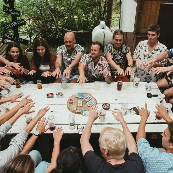 Surf Camp San Sebastian Partyhostel, hotel v destinaci Aia