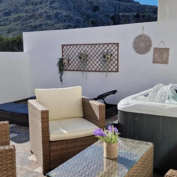 Stergios Suite with Private Jacuzzi, hotel a Kolimbia