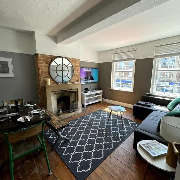 Canford Cliffs Apartment, hotel in Poole