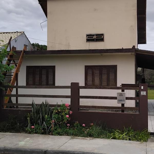 Casa na reserva natural do surf com trilha para praia e terreno compartilhado