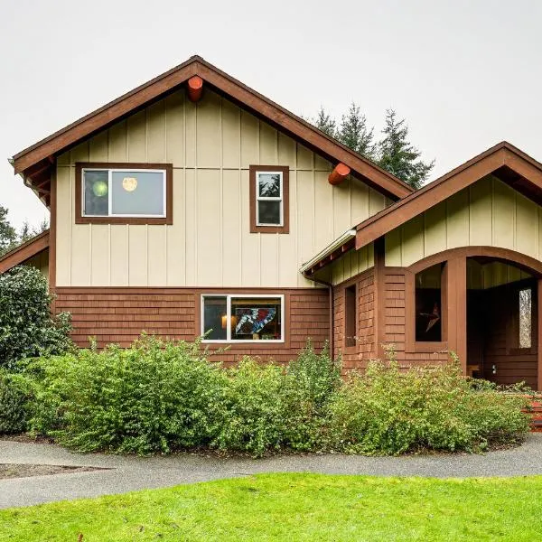 11 Mi to Olympic National Park Home with Deck!, hotel a Port Angeles