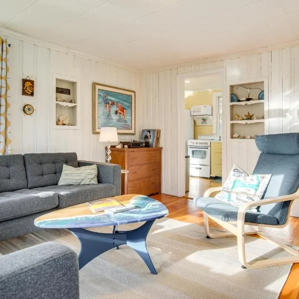 Walk to Monument Beach: Cape Cod Cottage w/ Grill، فندق في بورن