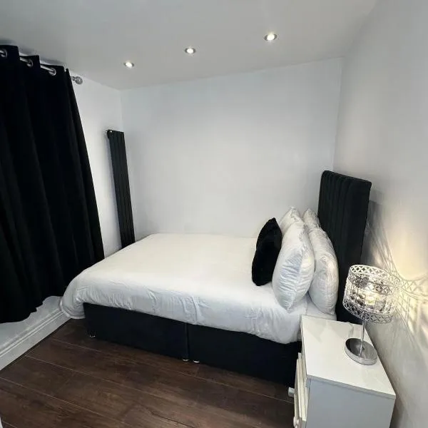 Two Bedrooms Bungalow Garden Lodge, hotel in Aveley