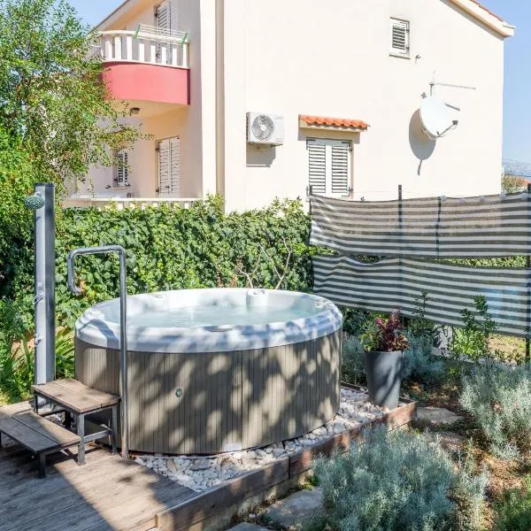 Apartments Deepwater, hotel in Slatine