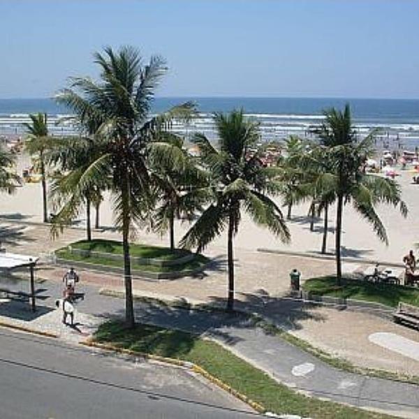Apto em prédio frente a praia, 1 quarto, com garagem coberta, local privilegiado