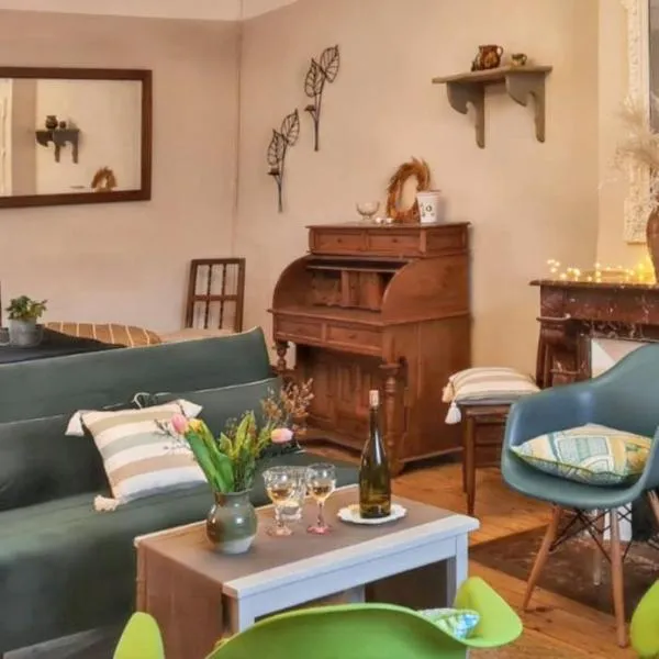 Maison charmante à Mauzun avec jardin et patio fleuri, hotel v destinácii Mauzun