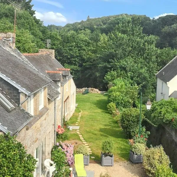 Charmante Maison à Huelgoat avec Terrasse et Jardin, hotel em Huelgoat