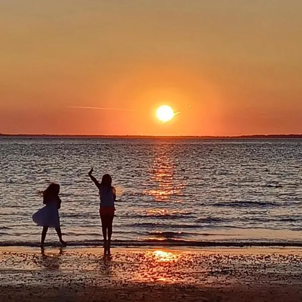 Brambles Chine 209 Self Catering Holiday Home Colwell Bay Isle of Wight - Ferry Offers, hotel em Freshwater