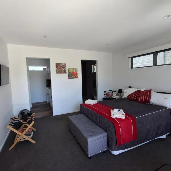 Spring Special, Studio on Hugoway, Papamoa Beach, hotel in Papamoa