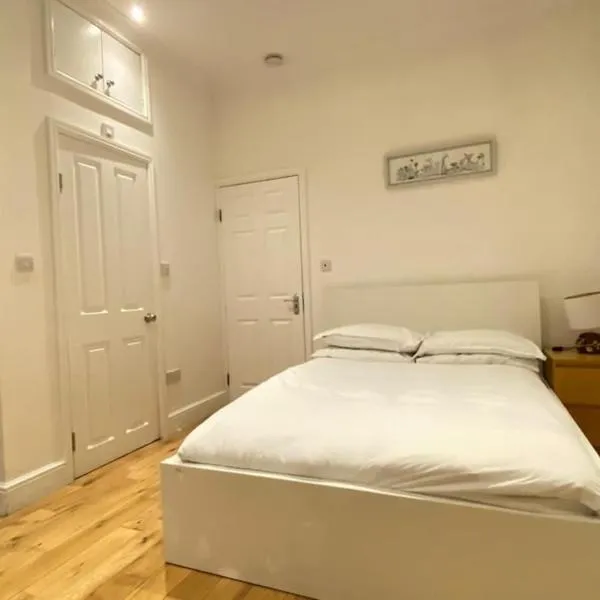 Modern 1 Bed Flat Ensuite Lonodn-Alexandra Place - Suite2, hotel v destinaci New Southgate