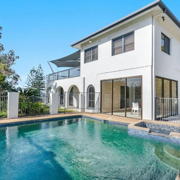 Beach Front Beach Break - Spacious Home with Pool - Perfect for a Large Family & Group Accommodation | Winter Escape Deal | Stay Longer =& Save | 1 June – 31 August, hotel in Byron Bay
