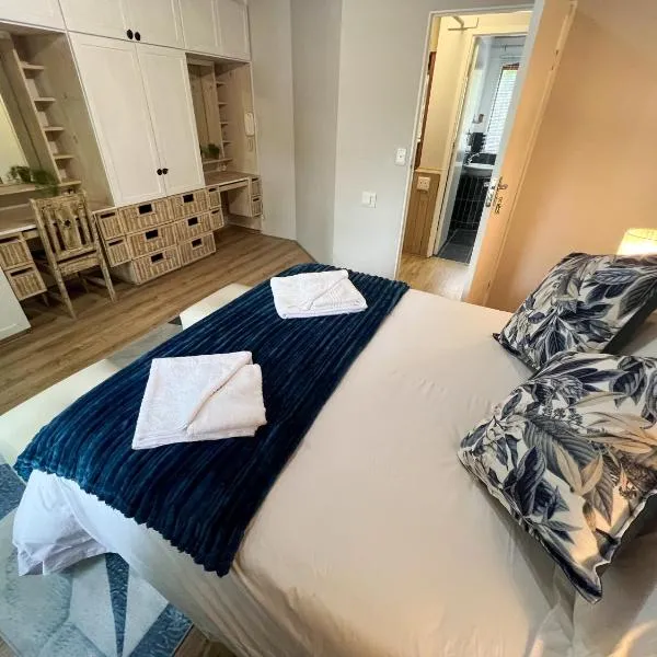 Spacious George self catering apartment for families, golfers, business travellers and couples 1 queen bed 2 sleeper couches, hotel em George