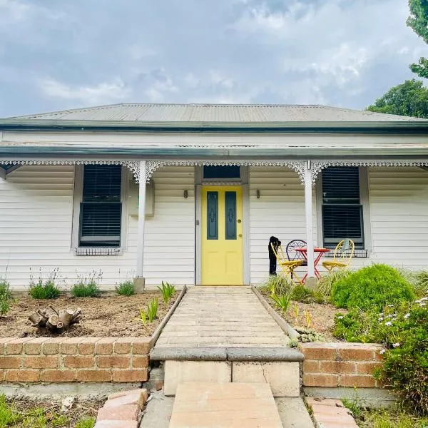 Updated Cottage on Large Sunny Block - 5 mins-CBD, hotel in Canadian