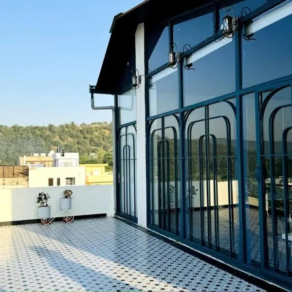 Noor Serene Penthouse, מלון בג'איפור