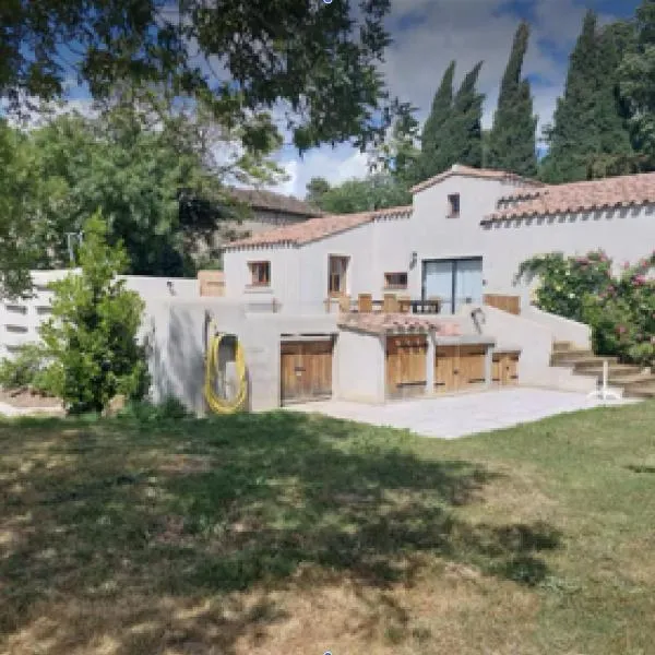Lodge with private pool surrounded by vineyards, hotel in Azille
