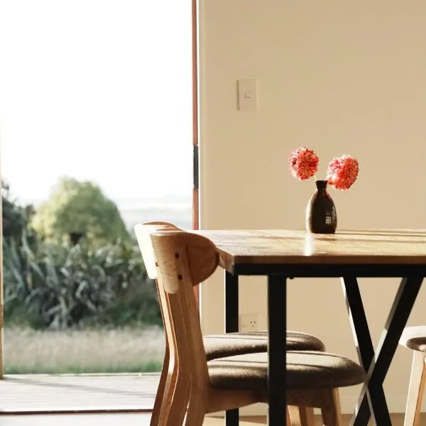 A cabin with a big view, comfort and tranquility, close to vines, hotel v destinaci Martinborough