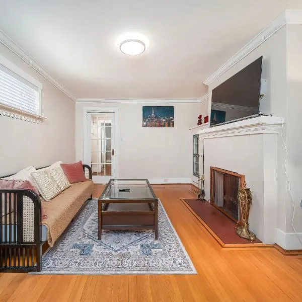 Charming 3BR Home Near UBC with Parking & Backyard, hotel in Vancouver