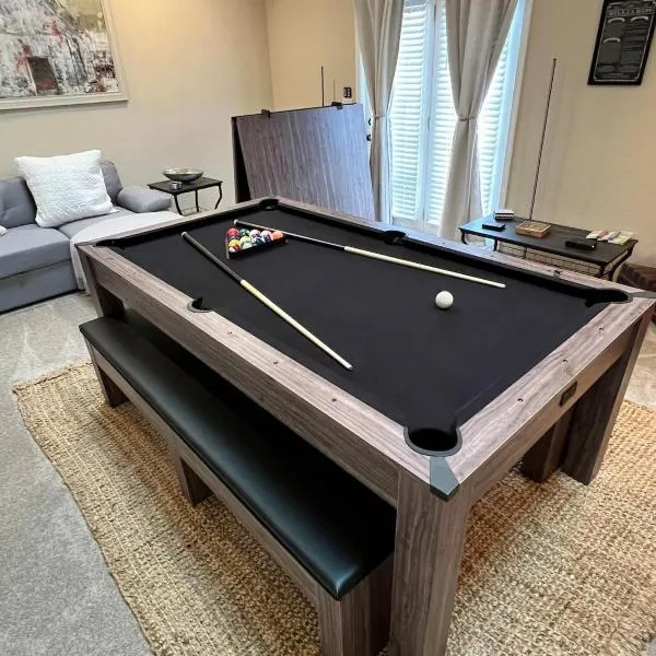 Family Fun! Sleeps 8, King Bed, 2 Queens, and Sofa Bed, Games - in Rogers, hotel in Rogers
