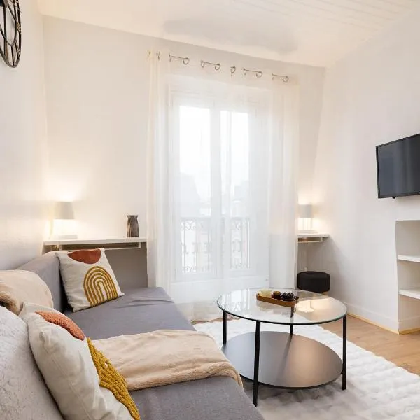 Cosy and Central Sacré-Coeur View Appartment, 50m to Paris, hotel in Clichy