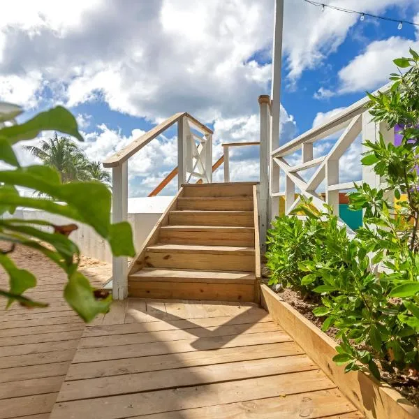 Maho Beach House - Big Beautiful Studio - Ocean View, hotel in Maho Reef