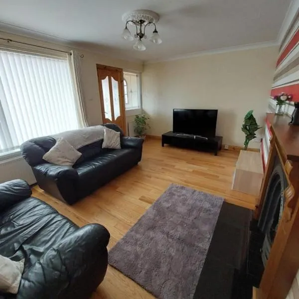 Welcoming 4 bedroom townhouse with free parking on premises, hotel v destinaci Lisnaskea