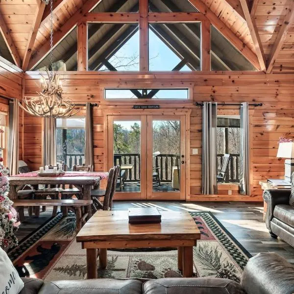 8 Beds, Hot Tub, Fireplaces, Pool Tbl Arcade VIEWS!, hotel din Sevierville