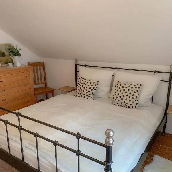 Charmantes & privates Ferienhaus am Pledlberg, hotel in Winzer