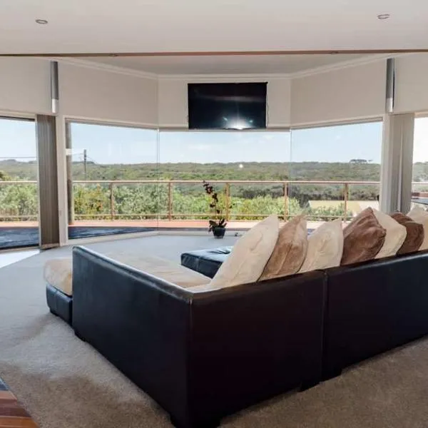 Freestanding house with ocean view, hotel in Port Campbell