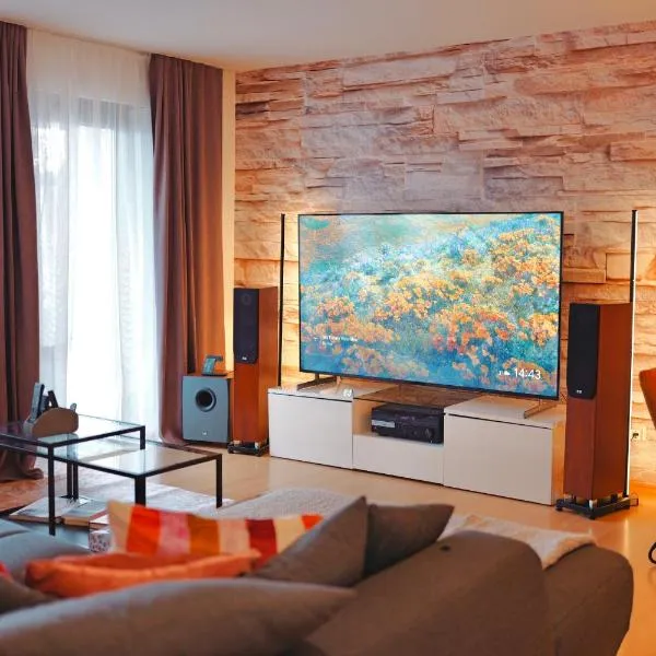 Willkommen im Taros Home - Deluxe Apartment, der Wohlfühl Oase mit Balkon, HiFi Music, Coffee, 3 Betten und Homeoffice Platz, hotel in Herrenberg
