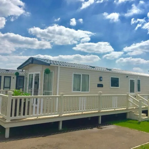 Luxury Caravan with Hot tub on Tattershall lakes, hotel in Lincoln