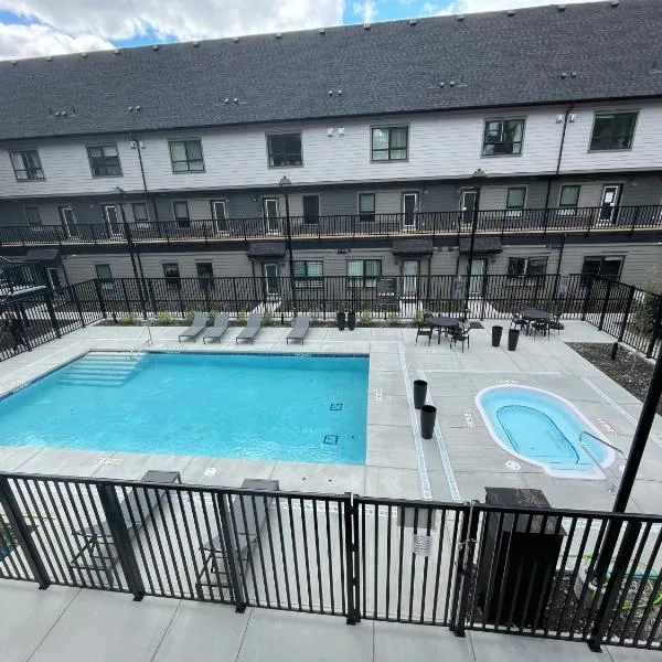 Skyline Peaks 205 - Mountain View Townhouse-AC-Pool-Hot Tub, hotel v destinaci Canmore