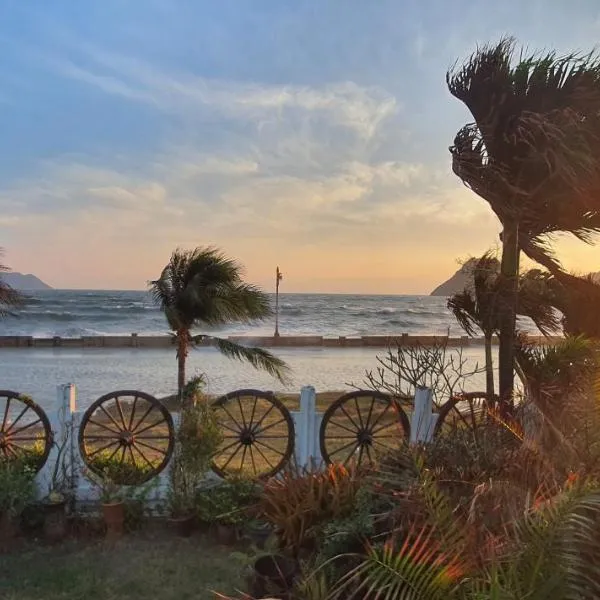 SeeSea Thai wooden house on beachfront, hotel v destinaci Prachuap Khiri Khan