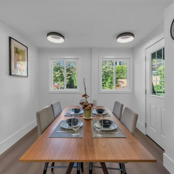 Cozy four bedroom House in Vancouver West, hotel in Vancouver