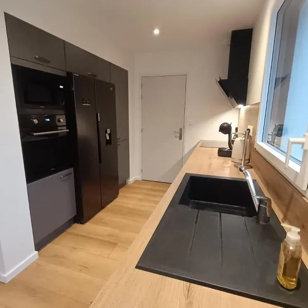 House with garden terrace and balcony with sea view, hotel in Camaret-sur-Mer