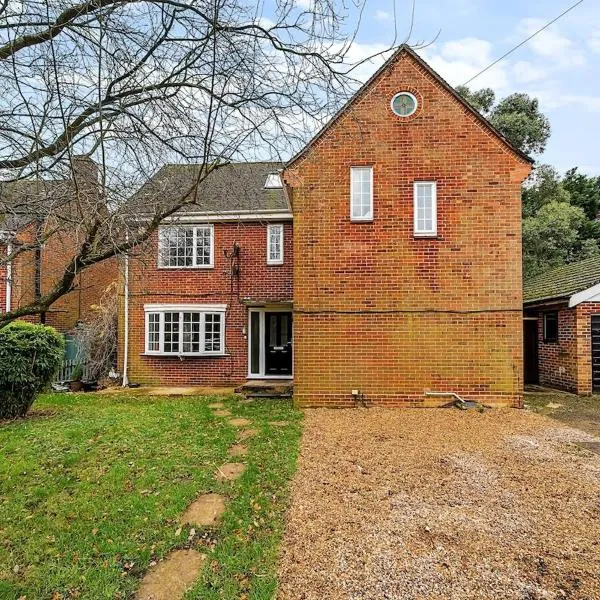 Detached 3 story 5 bedrooms, 4 double, 1 single 9 guests, hotel in Shinfield