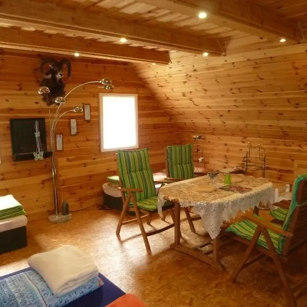 Vesnická chaloupka, hotel a Český Rudolec