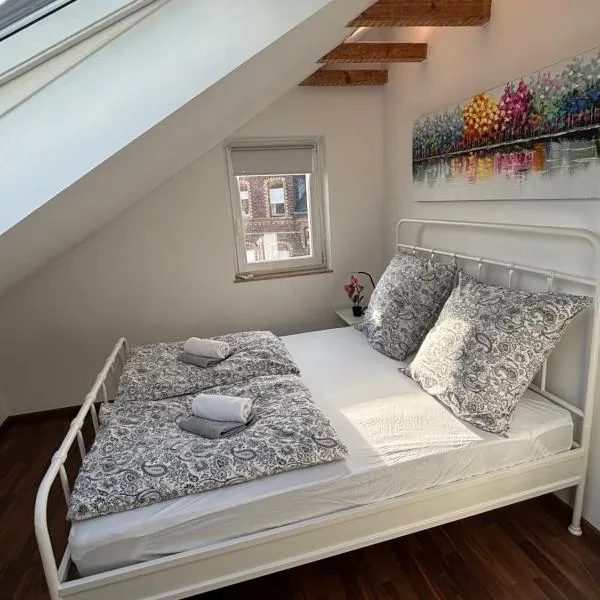 Siegburg Zentrum, moderne Wohnung plus Maisonette, Parkplatz inklusive, Hotel in Siegburg