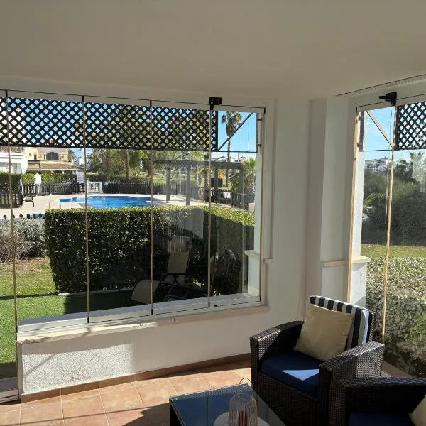 APARTAMENTO DE LUJO EN PLANTA BAJA CON PISCINA EN LA TORRE GoLF RESORT, hotel a Roldán