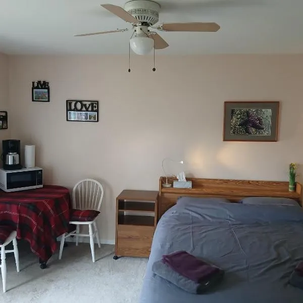 Serenity Bed and Breakfast, hotel v destinaci Comox
