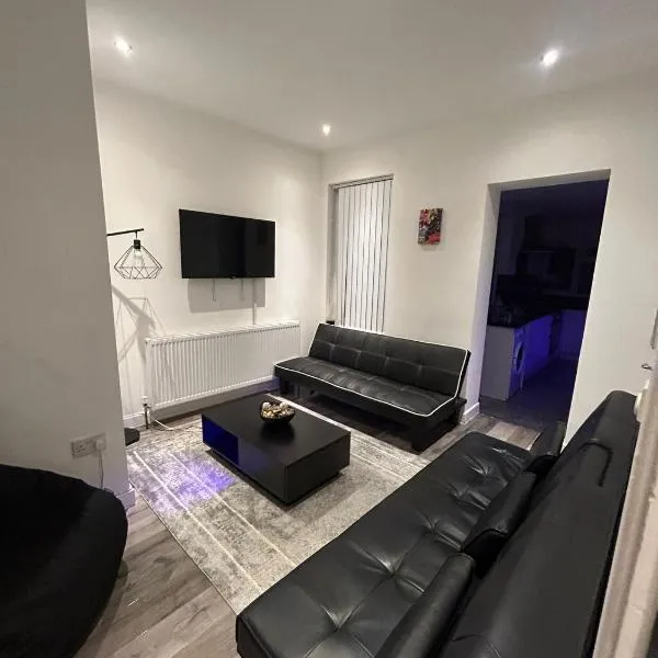 Large 6 Bed 6 Bathroom House - Ideal For Families, Large Groups, Contractors & Business Travellers, hotel v destinaci Watford