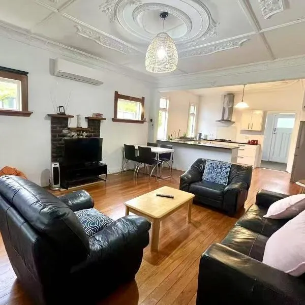Spacious Retreat near Ferry & Mall, hotel v destinaci Wellington