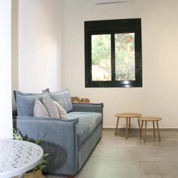 Pirgos Cozy Apartment for 4 by MPS, hotel v destinaci Pyrgos