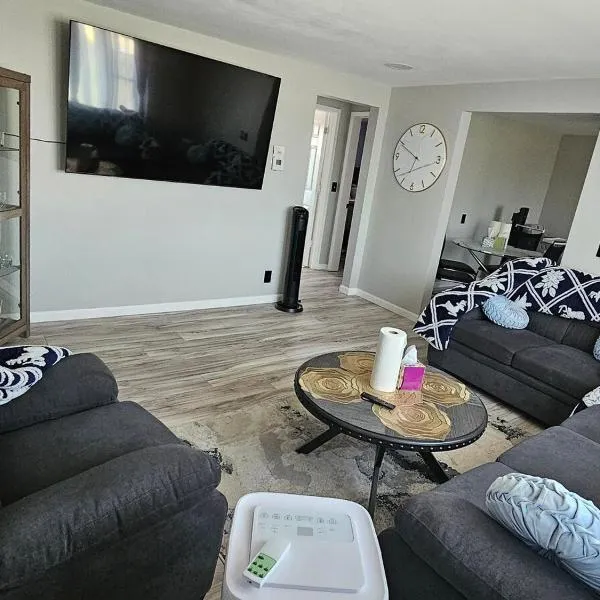 Cozy Roomy family sized apartment on major bus route close to all, hotel in Orchard Park